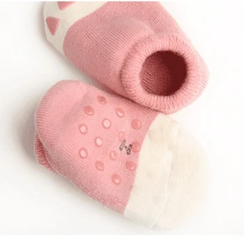 Kūdikis ne slydimo kojines berniukas, mergaitė medvilnės kilpinius storio naujagimiui žiemą šiltas trumpas šlepetė kojinės bamblys Gyvūnų spausdinti sportbačiai kojinės