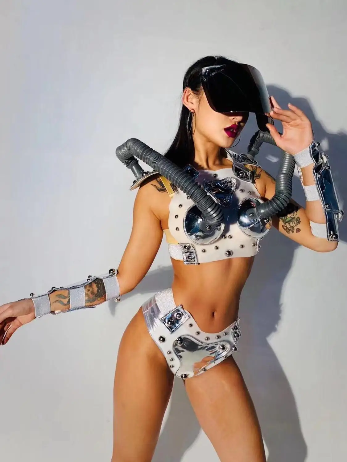 Naktiniame klube bar dj vyrų ir moterų dainininkai, scenoje šokio spektaklis drabužių gogo šokių technologijų ateities robotas kostiumas rinkinys