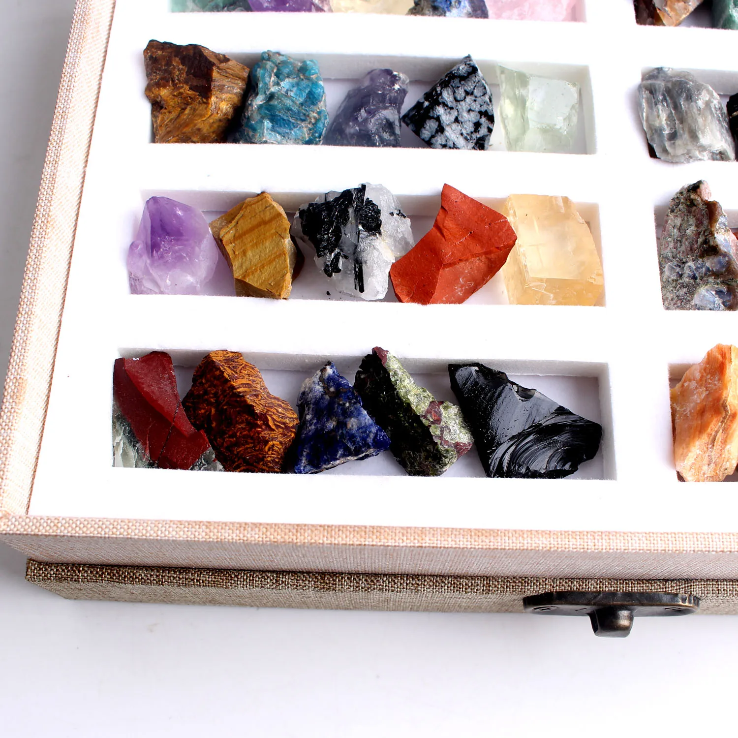 40 Rūšių Daug Maišyti Natūralių Kristalų Rockstone Mineralų Pavyzdys Grubus Akmuo Mini akmens Reiki Gydymo Dovana kartu Su dėžute