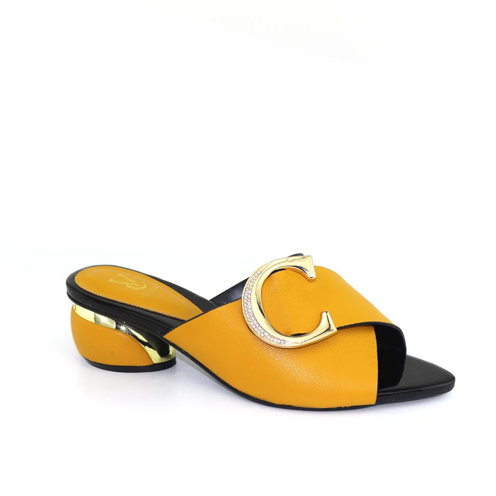 Nauji produktai yra lentynos italų mados batai ir PU odos maišas kostiumai, aukso tvirtinimo detalės, geltonos spalvos