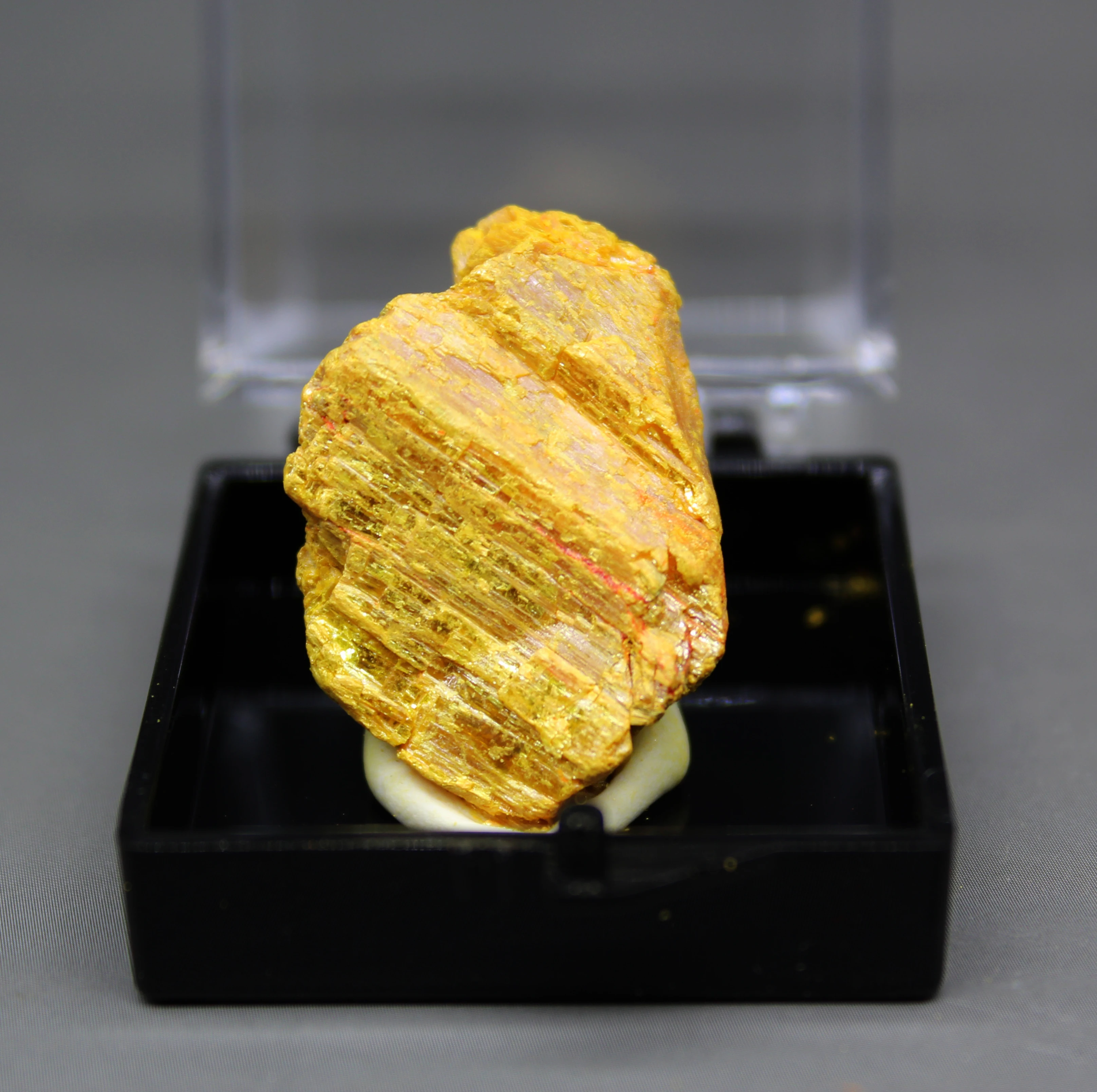 Natūralus orpiment Mineralinių egzemplioriai, Arseno sulfidas rūdos Kristalų mineralinės rūdos orpimentcollection egzempliorių dėžutės dydis 3.4 cm