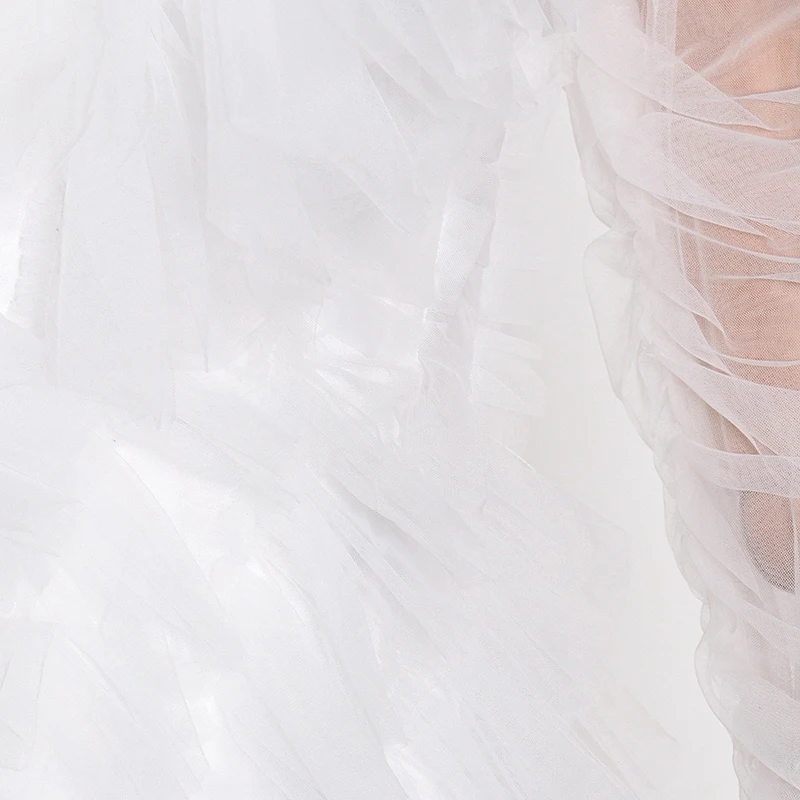 TWOTWINSTYLE Elegantiškas Kratinys Plunksnos Mini Suknelė Moterų V-Kaklo, ilgomis Rankovėmis Aukštos Juosmens Nereguliarus Hem Baltos Suknelės Moteris