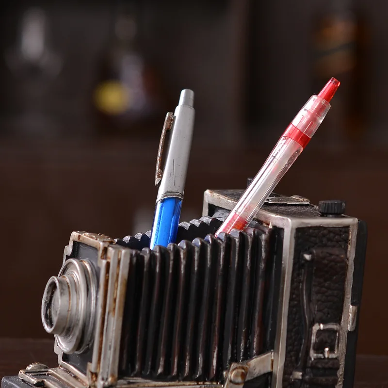 Vintage retro sena kamera, rašiklio laikiklis baro vitrinos restoranas antikvariniai apdaila patalpoje namų reikmenys dervos amatų dovanos