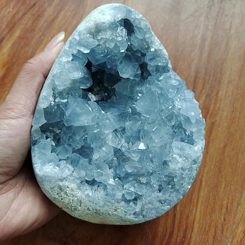 Natūralus celestine akmens vug krištolo rutulį ertmę. Pavyzdys atidaryti kristalų grupių namus puošia akmenų